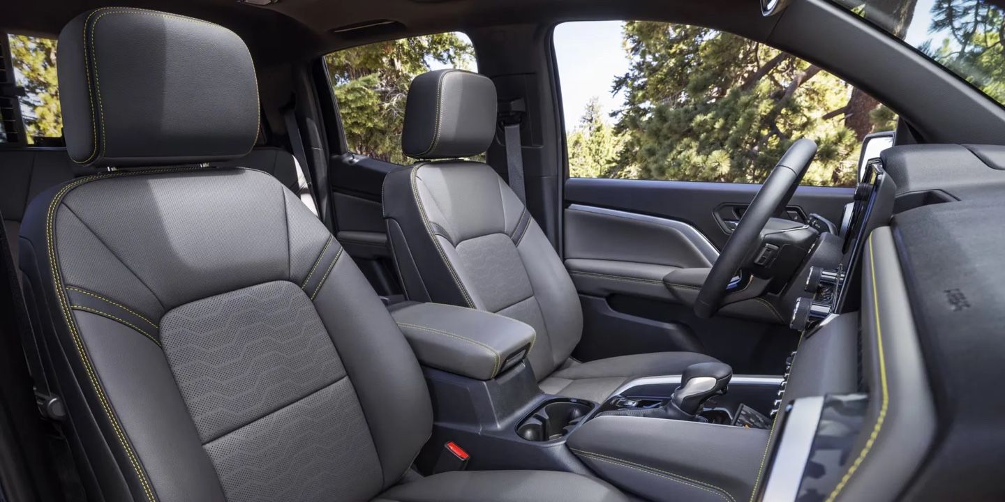 Intérieur du Chevrolet Colorado 2026 montrant les sièges avant en cuir noir avec surpiqûres jaunes.