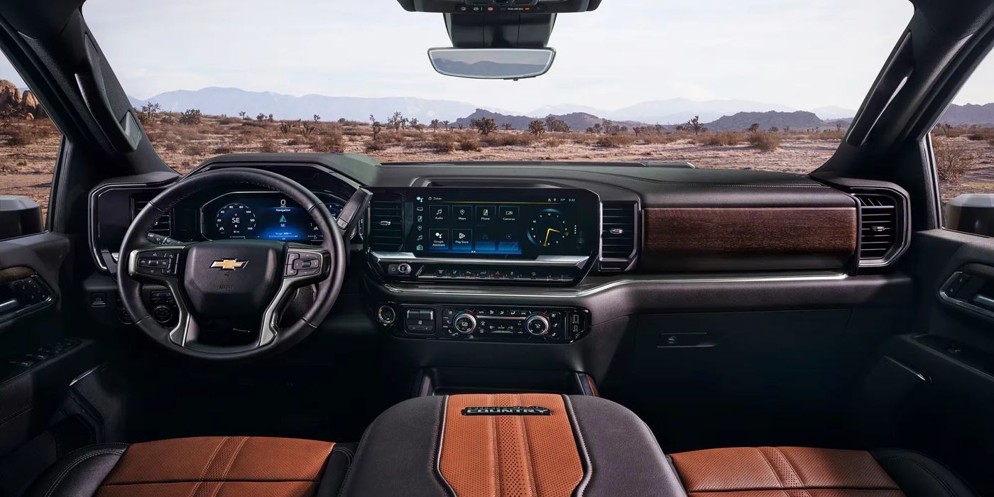 Intérieur luxueux du Chevrolet Silverado HD 2026 avec sièges en cuir brun et tableau de bord numérique haut de gamme.